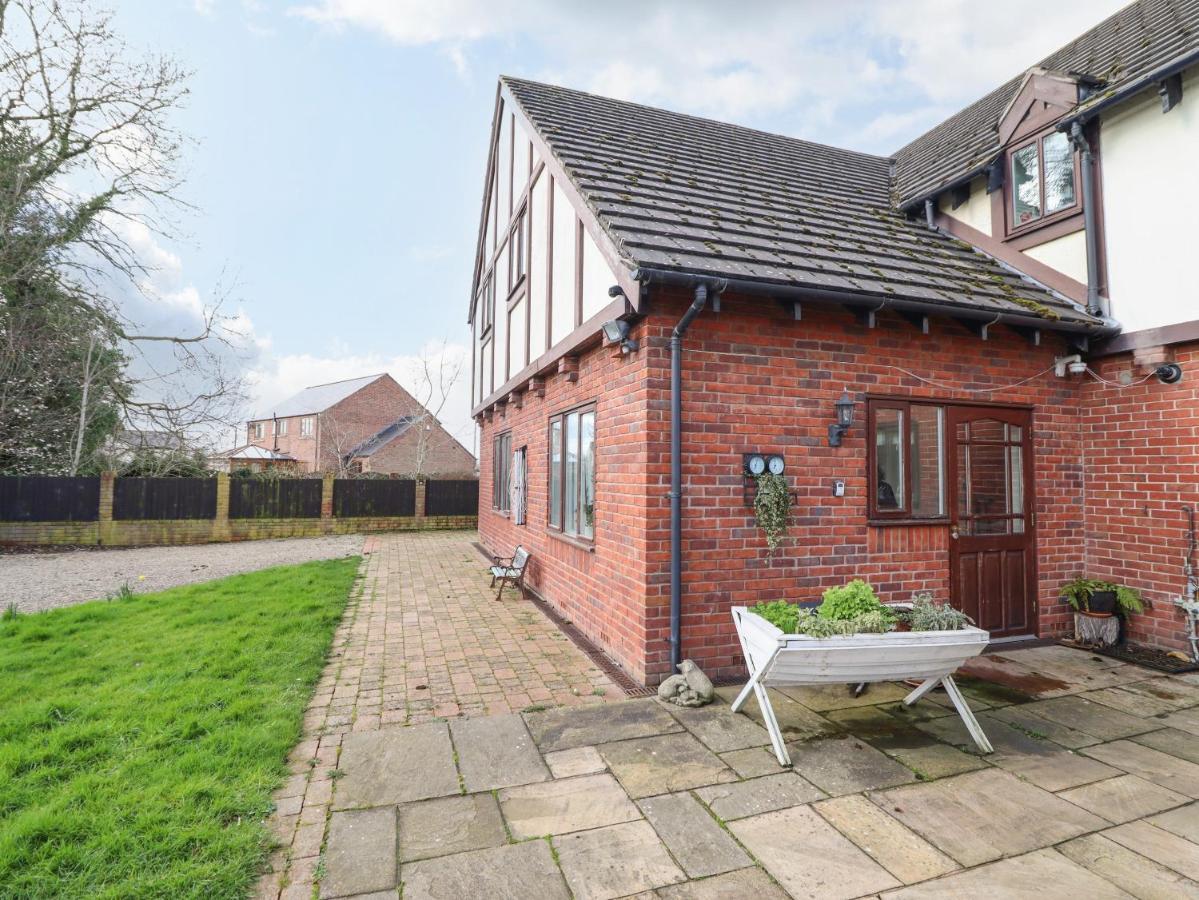 Maesbury Manor Villa Oswestry Exterior photo